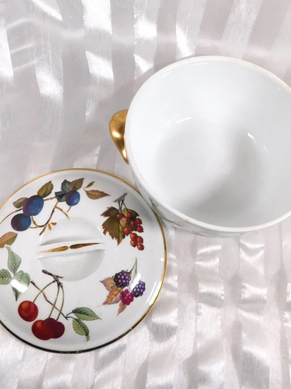 Royal Worcester Round Entrée Dish and Lid in Evesham Gold # 26290